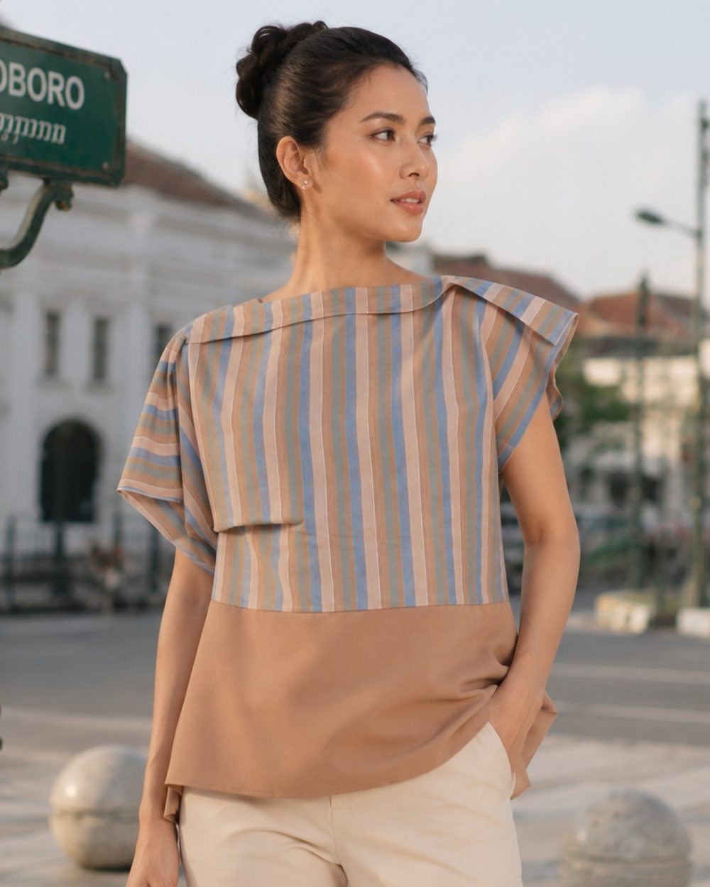 Alternative view of Blouse tenun lurik atbm (alat tenun bukan mesin)