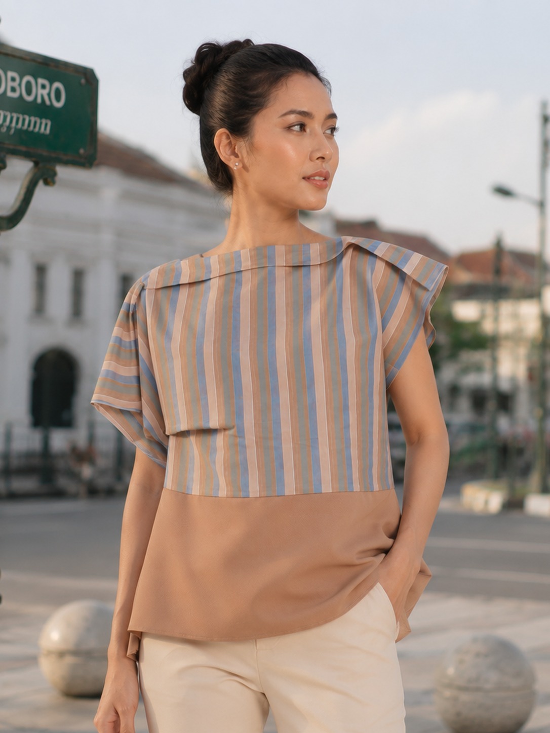 Alternative view of Blouse tenun lurik atbm (alat tenun bukan mesin)